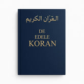 Blauwe boek met gouden letters van De Edele Koran in het Nederlands en Arabisch naast elkaar